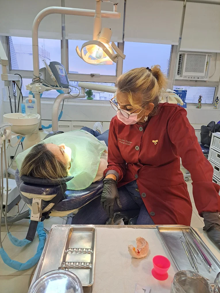 Dra. Telma durante tratamento no consultório